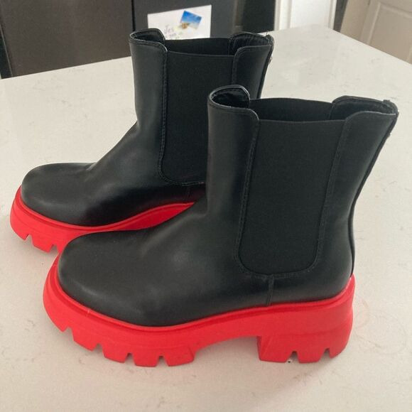 AZALEA WANG LINDIE Chelsea Faux Leather Black Red Lug Sole Boots Size 6 - Picture 3 of 7